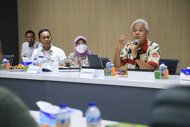 Gubernur Jateng Ganjar Pranowo resmi mengumumkan Upah Minimum Kabupaten/Kota (UMK) Jateng tahun 2023 di Pabrik PT HWI 2, Kabupaten Pati, Rabu (7/12/2022).