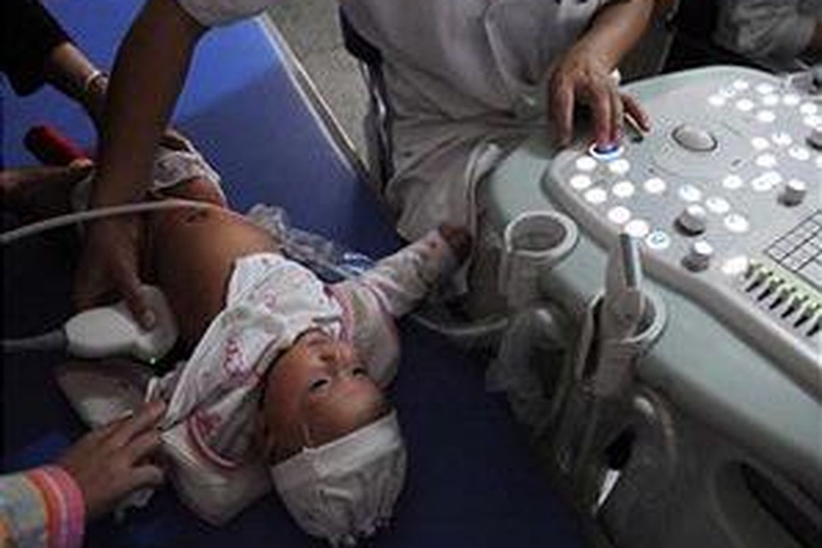 Bayi yang sempat mengonsumsi susu bubuk tercemar ini sedang menjalani pemeriksaan dengan alat ultrasonik tipe-B di Rumah Sakit Anak Chengdu, Provinsi Sichuan, China, untuk memastikan kemungkinan ada atau tidaknya batu ginjal. 