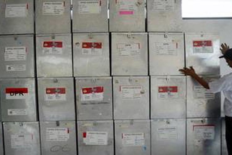 Pekerja mulai menyiapkan kotak suara untuk didistribusikan ke sejumlah kelurahan dari Kantor Kecamatan Semarang Barat, Kota Semarang, Jawa Tengah, Kamis (16/5/2013). Penyiapan losgistik juga mulai dilakukan di seluruh wilayah di Jawa Tengah dengan jumlah TPS yang ditetapkan sebanyak 61.951.

