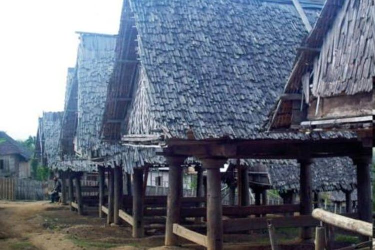 Lumbung padi warga di Desa Tepal, Sumbawa, Nusa Tenggara Barat.
