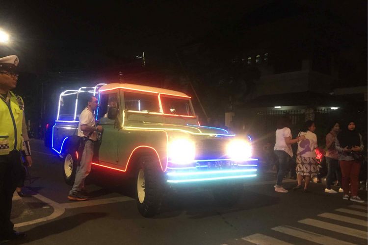 Calon presiden dan calon wakil presiden Joko Widodo-Maruf Amin tiba di gedung Komisi Pemilihan Umum (KPU) RI, Jumat (21/9/2018) malam menggunakan mobil Land Rover Series  tahun 1983.