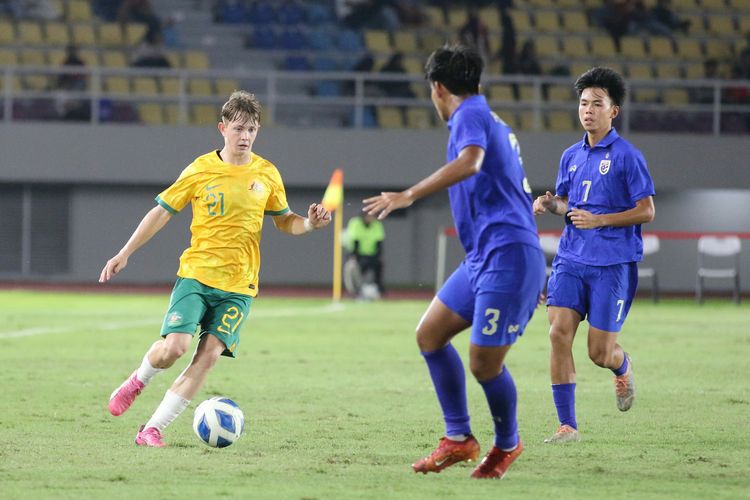 Suasana pada laga timnas U16 Thailand vs Australia pada laga final Piala AFF U16 2024 yang berlangsung di Stadion Manahan, Surakarta, pada Rabu (3/7/2024) malam WIB.