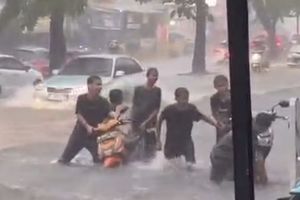 Banjir di Jalan Mayor Oking Bogor Jadi 'Sungai Dadakan', Sejumlah Motor Mogok