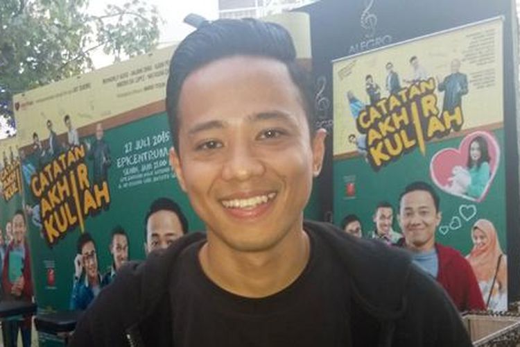 Artis peran dan komika Muhadkly Acho (31) hadir dalam jumpa pers film Catatan Akhir Kuliah, di kawasan Epicentrum, Kuningan, Jakarta Selatan, Senin (27/7/2015).
