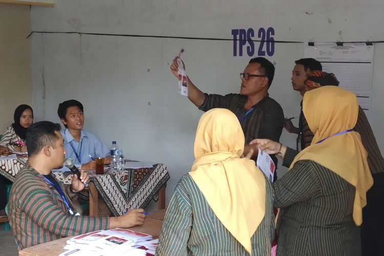 Petugas KPPS TPS 26 Kelurahan Siswodipuran melakukan penghitungan suara Pilpres 2019 hasil PSU di Boyolali, Jawa Tengah, Sabtu (27/4/2019).
