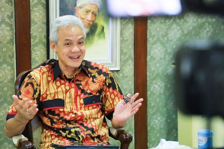 Gubernur Jawa Tengah (Jateng) Ganjar Pranowo saat proses perekaman video singkat untuk kanal Youtube pribadinya yaitu Ruang Ganjar. Video singkat tersebut diunggah pada Rabu (19/5/2021).