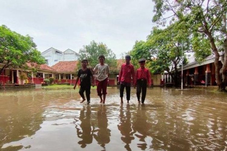 SD Negeri 2 dan 3 Widasari di Indramayu yang tergenang banjir akibat hujan deras, Rabu (25/1/2023). 