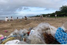 80 Ton Sampah Terdampar di Pantai Kuta hingga Seminyak