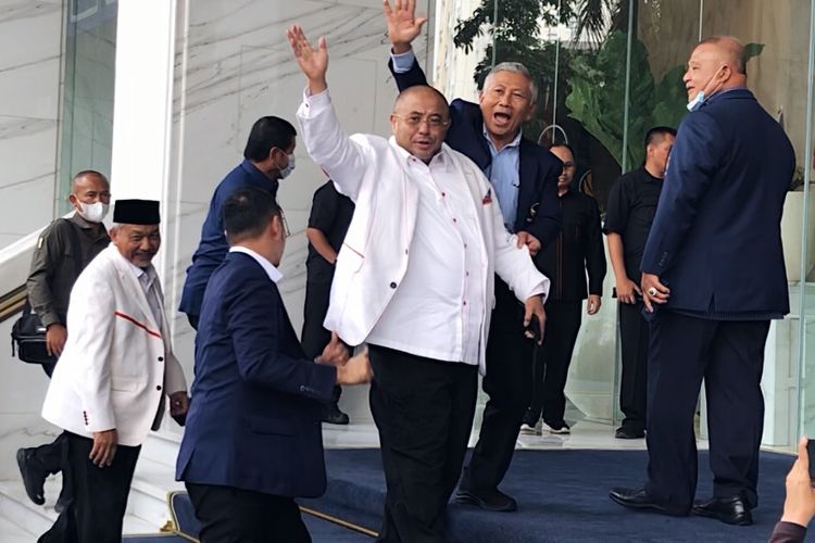 Sekretaris Jenderal Aboe Bakar Al Habsy dan Presiden Partai Keadilan Sejahtera (PKS) Ahmad Syaikhu (belakang) tiba di Nasdem Tower, Gondangdia, Menteng, Jakarta, Rabu (22/6/2022). 