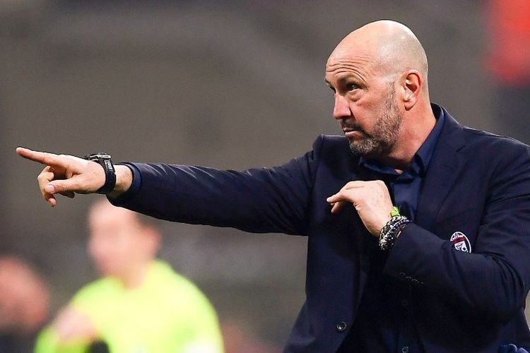 Mantan pemain Inter Milan, Walter Zenga, saat menjadi pelatih Cagliari.