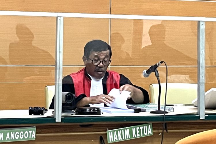 Hakim Tunggal Pengadilan Negeri (PN) Jakarta Selatan Tumpanuli Marbun dalam sidang di PN Jakarta Selatan, Selasa (27/2/2024).