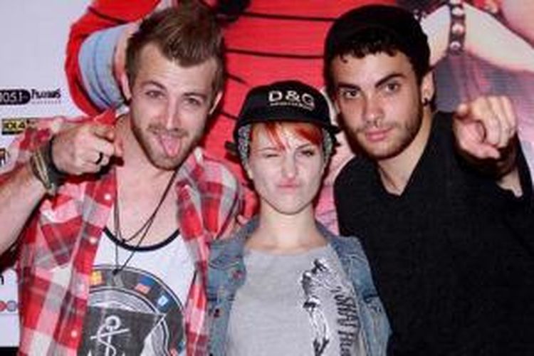 Paramore, grup American rock yang terdiri dari (kiri ke kanan) Jeremy Davis (bas), Hayley Williams (vokal), dan Taylor York (gitar), berada di Bali untuk tampil dalam Paramore Live In Concert 2011 di Lotus Pond, Garuda Wisnu Kencana, 17 Agustus 2011.