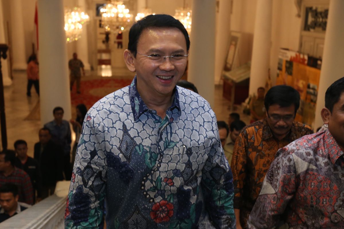 Basuki Tjahaja Purnama (Ahok) saat Tina di acara serah terima nota pengantar tugas PLT (pelaksana tugas) Gubernur DKI Jakarta di Balai Agung, Balai Kota DKI Jakarta, Senin (6/3/2017). Serah terima ini dilakukan oleh Sekjen Kemendagri Yuswandi A Temenggung kepada pasangan Gubernur-Wakil Gubernur petahana DKI Jakarta, Basuki Tjahaja Purnama-Djarot Saiful Hidayat, serta kepada Sumarsono.