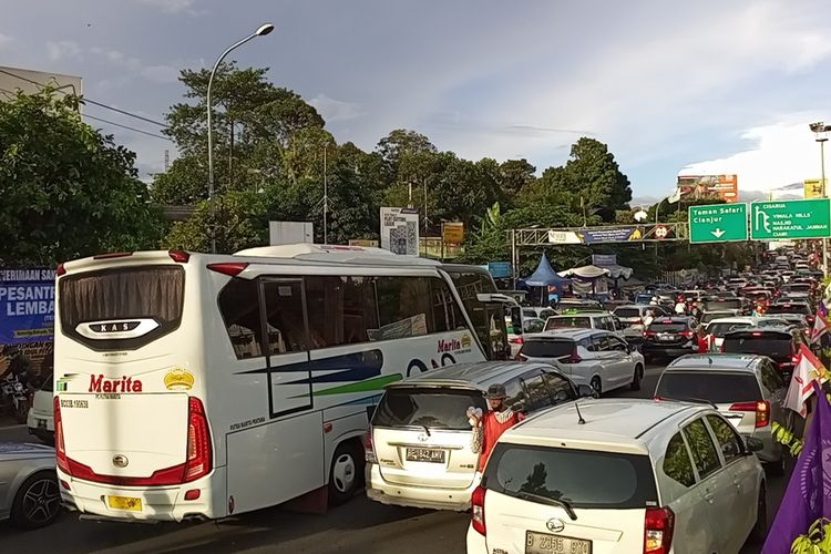 Situasi arus lalu lintas di jalur Puncak Bogor, Jawa Barat, pada Jumat (29/4/2022).
