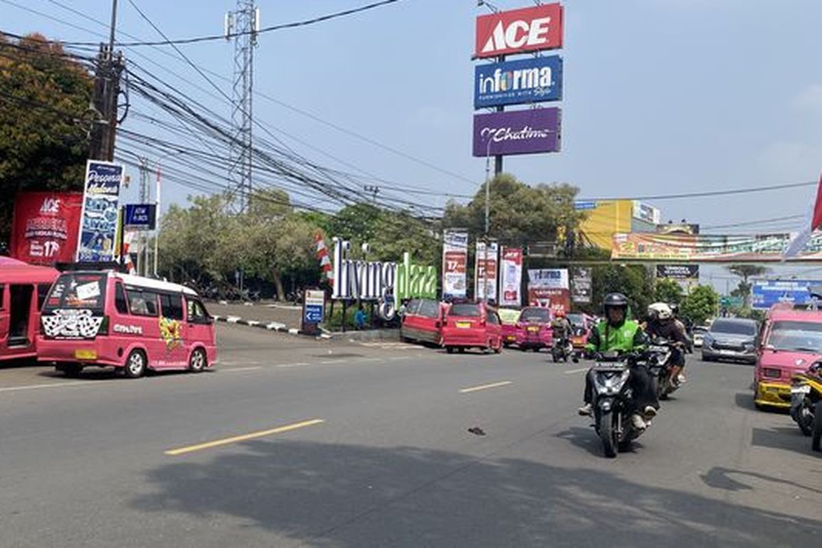 Teknik berkendara aman hadapi angkot.