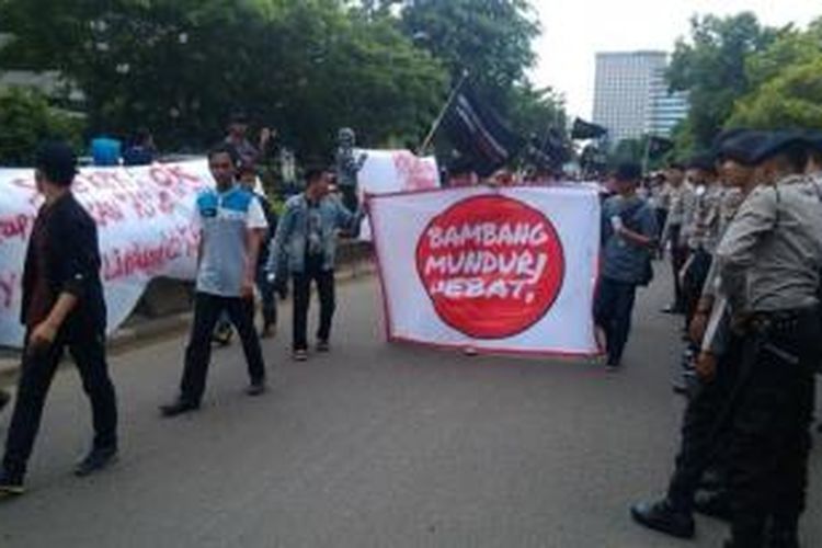 Demonstran menggelar aksi unjuk rasa mendukung pengunduran diri Wakil Komisi Pemberantasan Korupsi, Bambang Widjojanto, di depan Gedung KPK, Senin (26/1/2015).