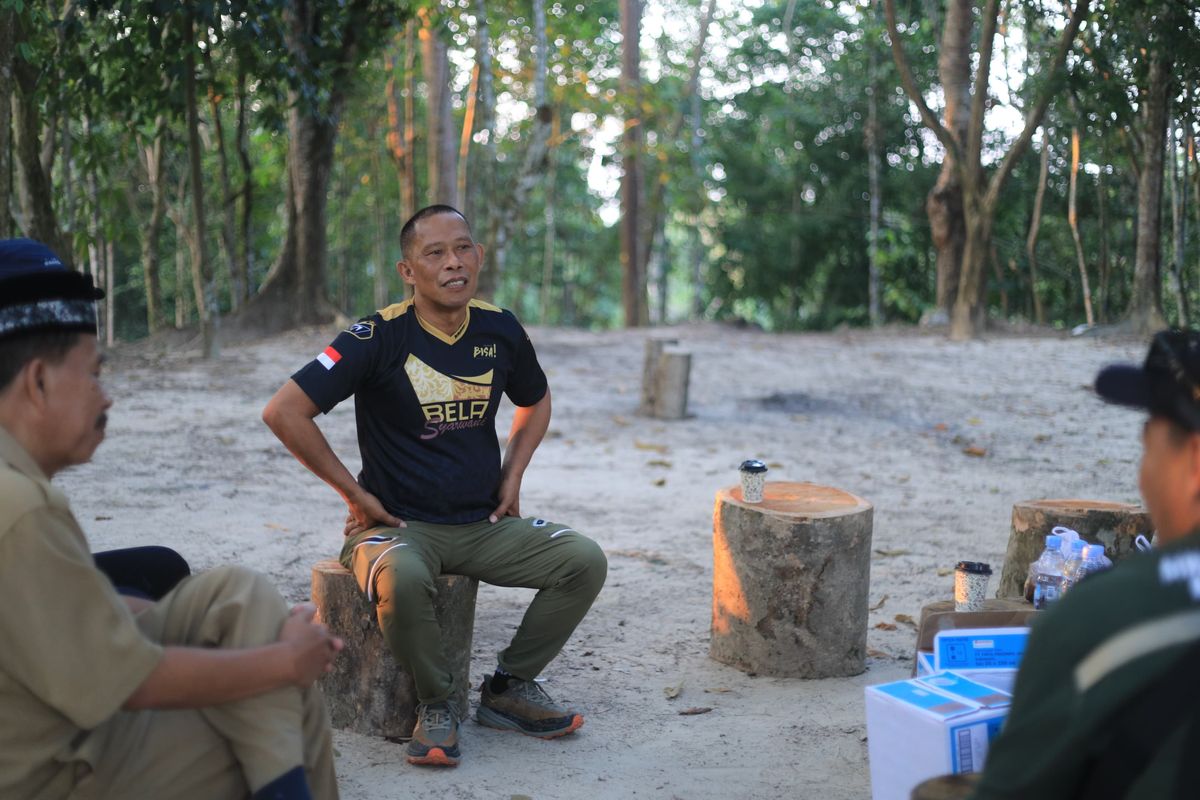 Bupati Bulungan Syarwani didampingi Kepala DLH Bulungan meninjau secara langsung progres pembangunan kawasan Kebun Raya Bundayati yang diterget rampung sebelum 12 Oktober 2025 agar dapat digunakan sebagai lokasi perayaan HUT Bulungan.