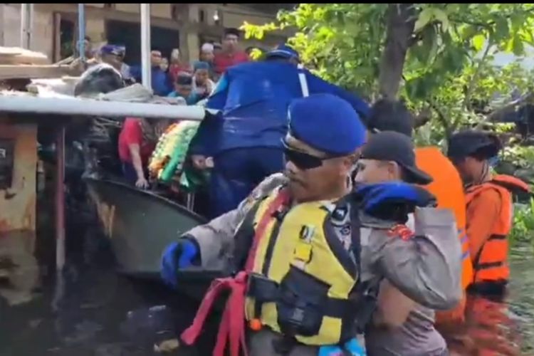 Kisah Haru di Tengah Banjir Semarang, Jenazah Kaslimah Diantar Pakai Perahu Karet