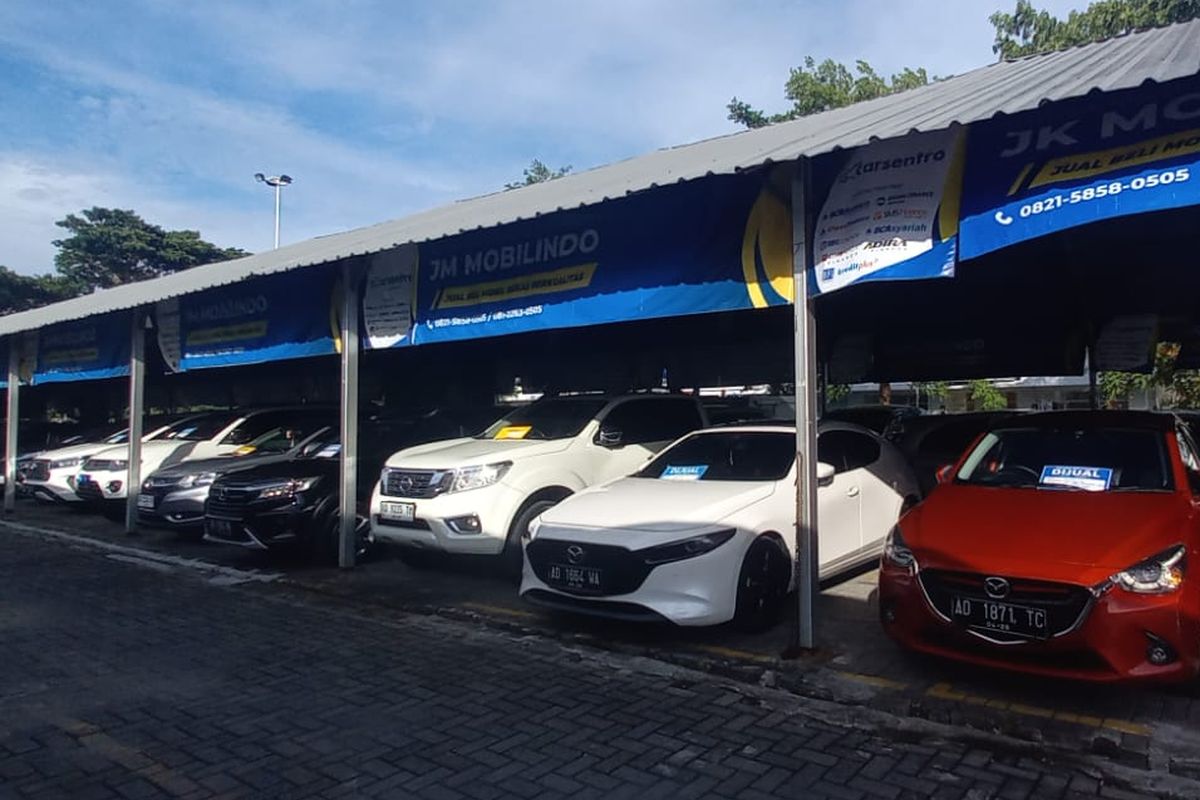 Mobil bekas di Bursa Mobil Bekas Carsentro Solo Baru, Jawa Tengah