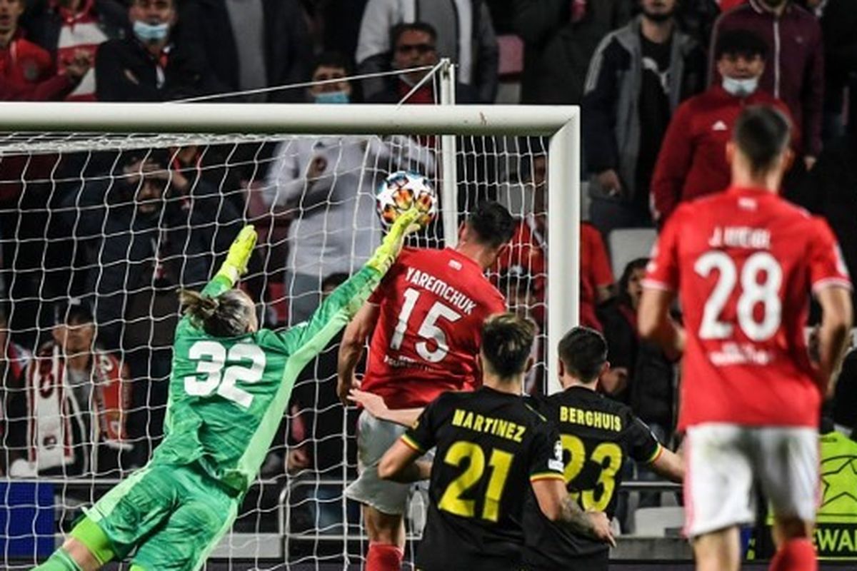Pemain Benfica, Roman Yaremchuk, memenangi duel udara dengan kiper Ajax Amsterdam, Remko Pasveer, dan mencetak gol penyeimbang kedudukan llaga Benfica vs Ajax Amsterdam, Kamis (24/2/2022) dini hari WIB. Laga berakhir dengan skor 2-2.