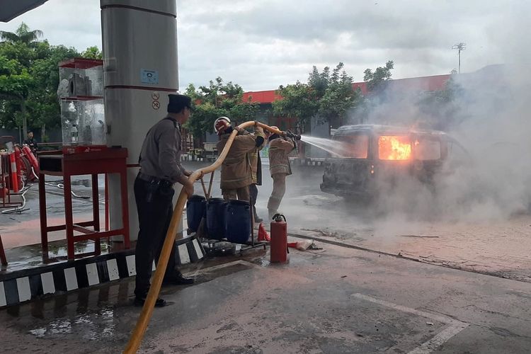 Tim pemadam kebakaran memadamkan api yang membakar sebuah minibus terbakar di Stasiun Pengisian Bahan Bakar Umum (SPBU) Ungaran, Kebumen, Jawa Tengah, Rabu (1/6/2022).