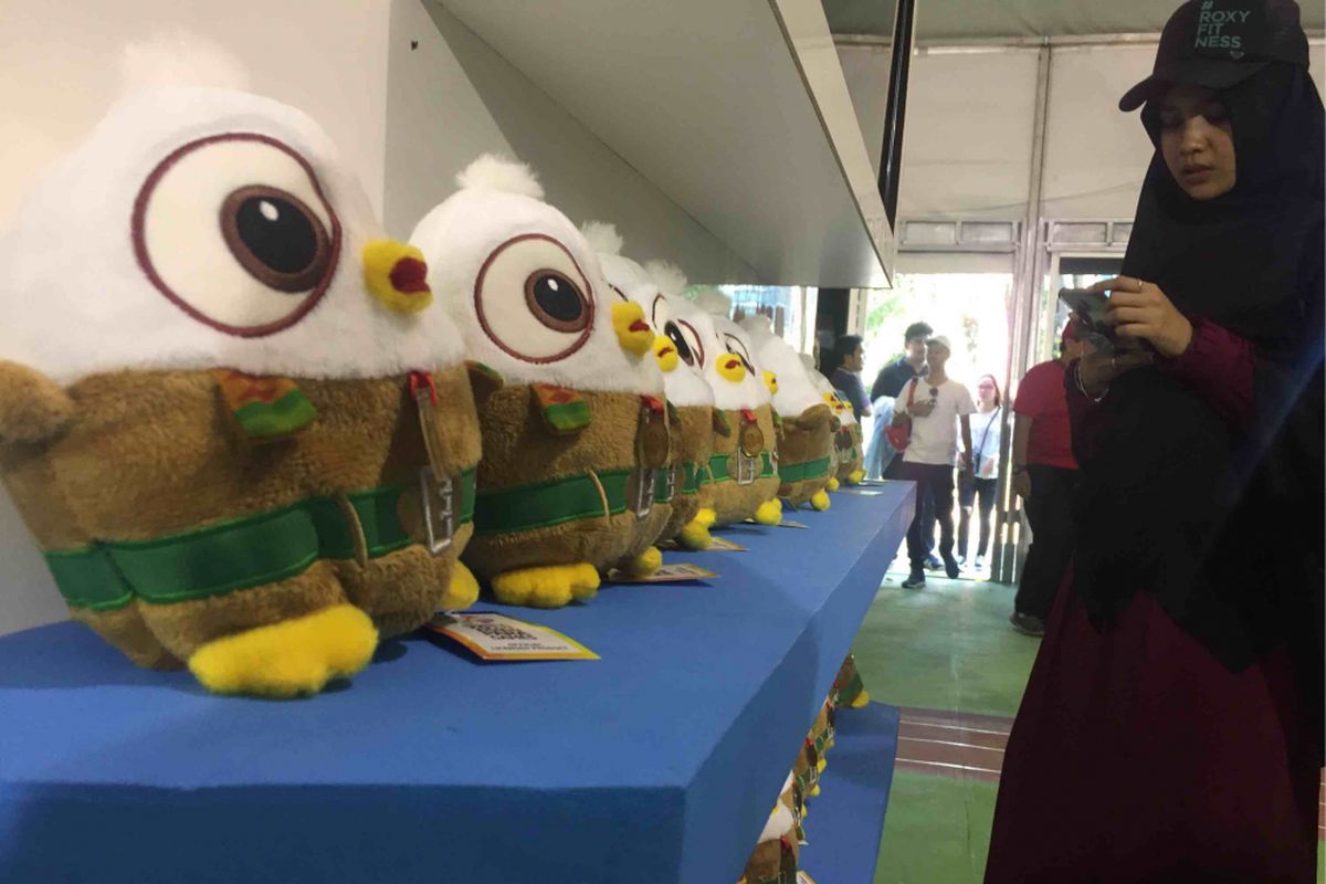Maskot Asian Para Games, Momo sang Elang Bondol, jadi merchandise yang paling dicari pengunjung  Asian Para Games 2018 di  Mega Store, kawasan Gelora Bung Karno, Senayan, Jakarta Pusat, Minggu (7/10/2018).