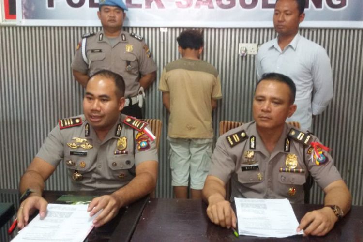 RPP (17) pelaku begal yang masih remaja ini akhirnya berhasil dibekuk jajaran Polsek Sagulung. Palaku diamankan bersama lima remaja lainnya yang sedang melakukan balap liar di kawasan Dapur 12 Kecamatan Sagulung, Batam, Kepri, Kamis (31/1/2019) dini hari tadi.