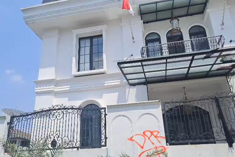 Kondisi Rumah Eko Patrio pasca penjarahan di Karang Anyar, Kuningan, Jakarta Selatan, Senin (1/9/2025).