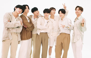 BTS dalam foto konsep singel Dynamite.