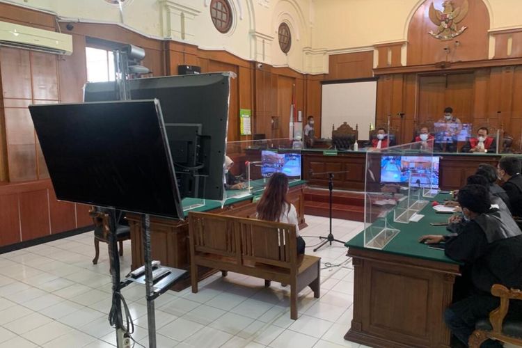 Sidang putusan perkara pencemaran nama baik klinik kecantikan di Pengadilan Negeri Surabaya, Selasa (14/12/2021).