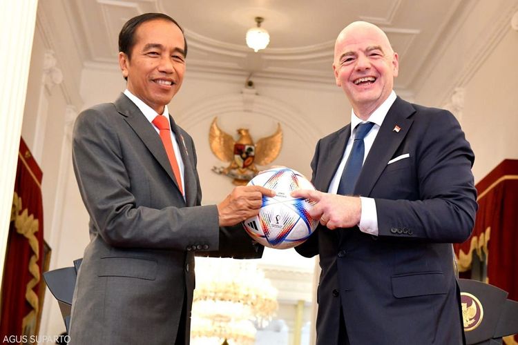 Presiden FIFA Gianni Infantino (kanan) bertemu dengan Presiden Joko Widodo (kiri) di Istana Merdeka, Jakarta, Selasa (18/10/2022) siang WIB.