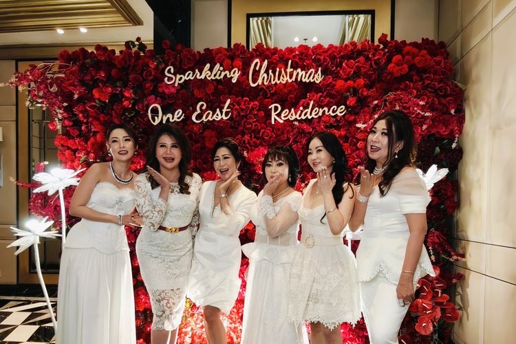 Di tengah padatnya suasana akhir tahun, tiga sahabat asal Surabaya, Catherine Njoo Couture, Natalia Fabsan, dan Elly Humara memutuskan merayakan momen menyambut Hari Natal 2025 dan Tahun Baru 2026 dengan cara yang berbeda.