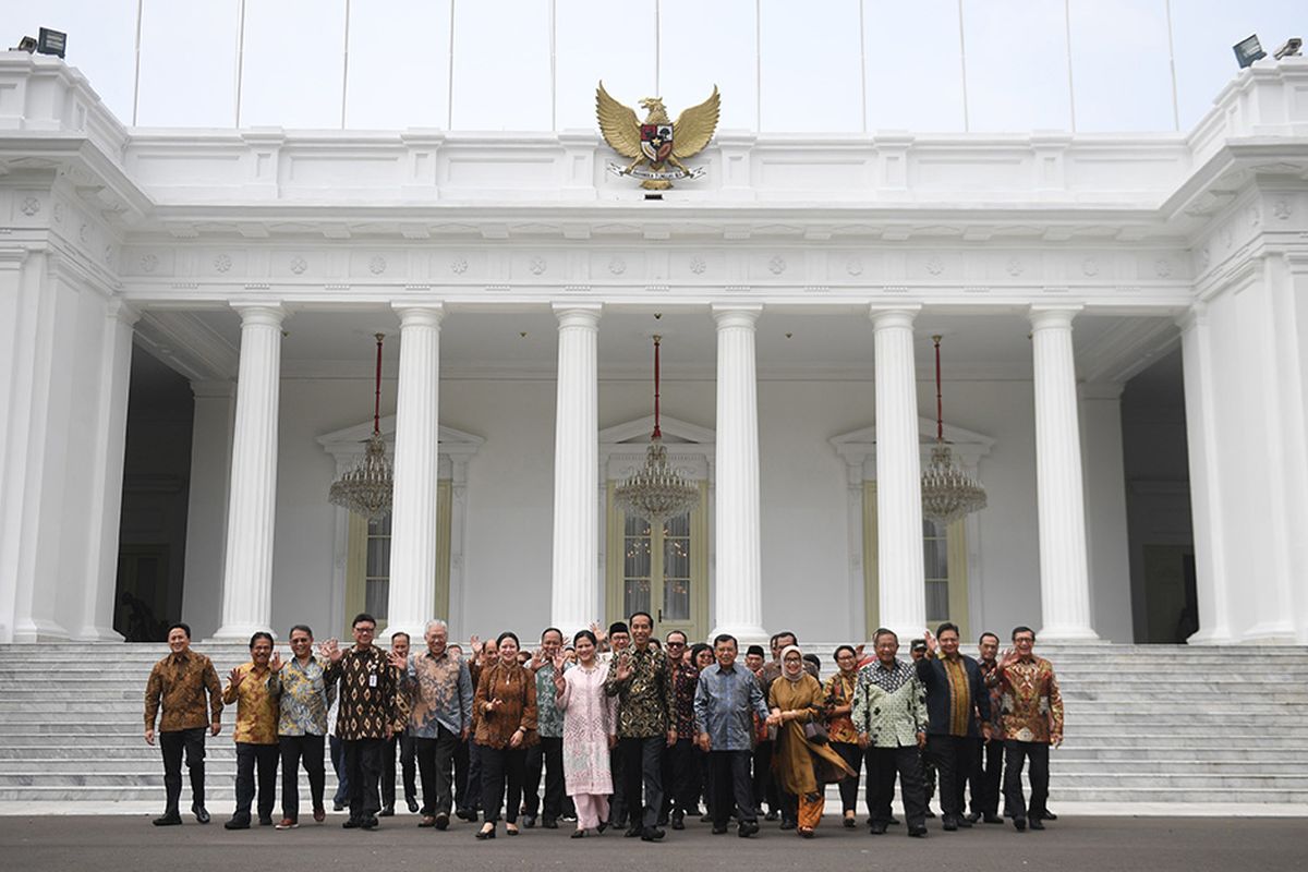 Presiden Joko Widodo (tengah) didampingi Ibu Negara Iriana Joko Widodo (kedelapan kiri) bersama Wakil Presiden Jusuf Kalla (kelima kanan) dan Ibu Wakil Presiden Mufidah Jusuf Kalla (keempat kanan) berfoto bersama sejumlah menteri sebelum acara silaturahmi kabinet kerja di Istana Merdeka, Jakarta, Jumat (18/10/19). Silaturahmi itu juga merupakan ajang perpisahan presiden, wakil presiden serta para menteri kabinet kerja yang telah bekerjasama selama lima tahun pemerintahan Joko Widodo-Jusuf Kalla.