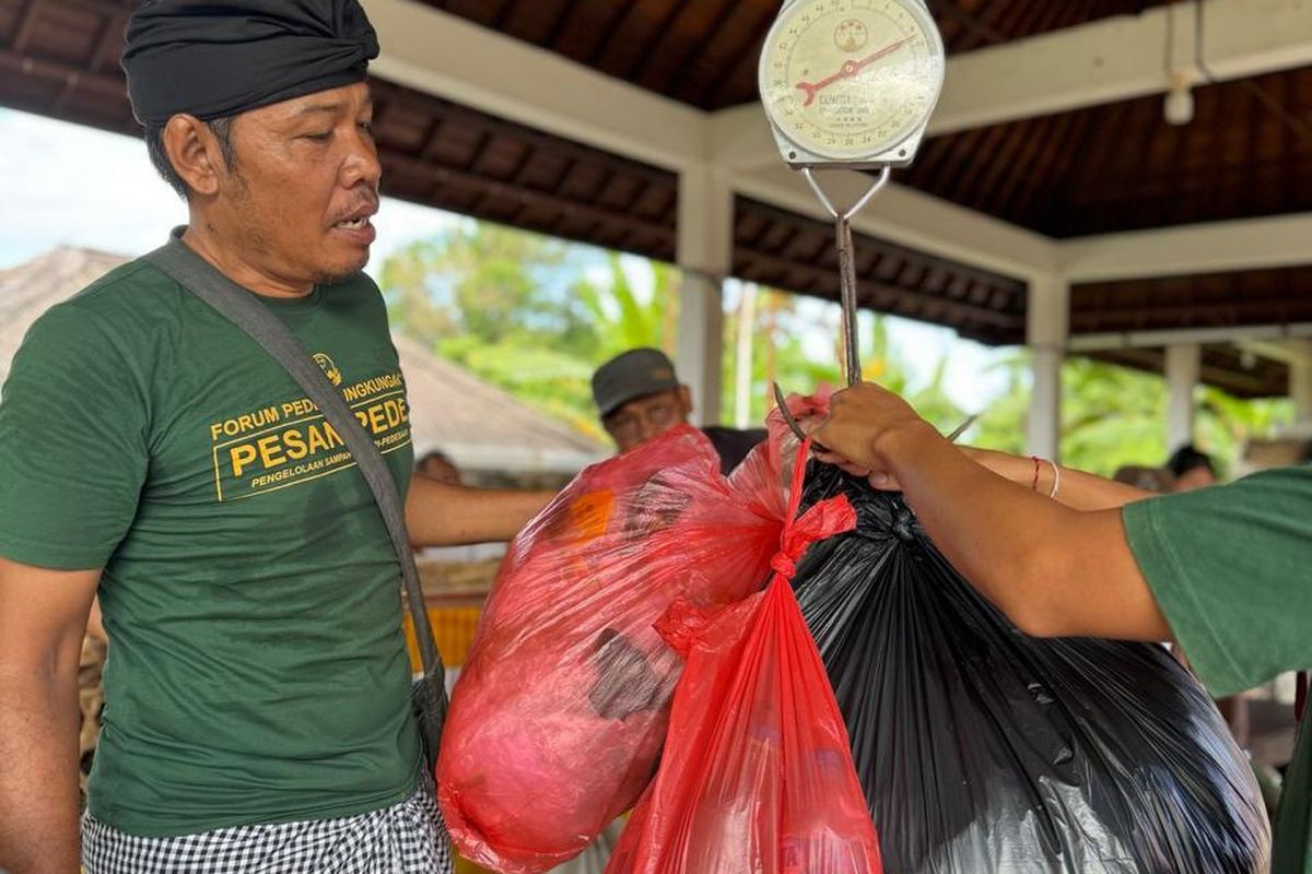 Pegiat lingkungan I Wayan Balik Mustiana saat melakukan kegiatan bersama masyarakat di Desa Adat Cemenggoan, Sukawati, Kabupaten Gianyar.