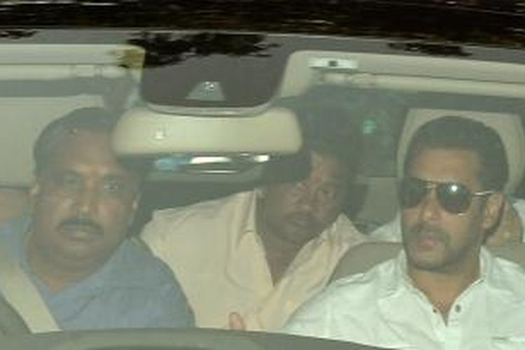 Aktor Bollywood Salman Khan (kanan) tiba di pengadilan Mumbai, Rabu (6/5/2015), untuk menjalani sidang kasus tabrak lari yang menewaskan seorang tunawisma pada 2002. Hakim akhirnya memutuskan hukuman penjara 5 tahun untuk sang bintang.