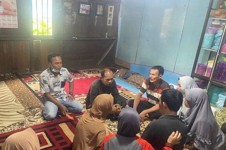 Polres Lampung Barat saat mendatangi kediaman korban pembacokan oleh pamannya sendiri untuk melakukan olah TKP, Kamis (27/4/2023). 
