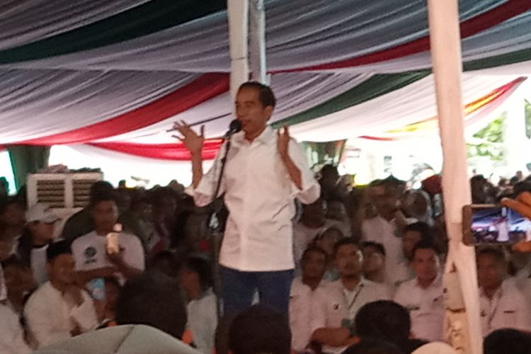 Calon presiden nomor urut 01 Joko Widodo memberi orasi politiknya dihadapan pendukungnya di Sentul Bogor Jawa Barat