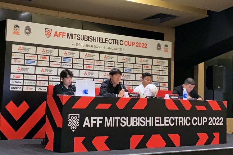 Pelatih timnas Indonesia, Shin Tae-yong, kala berbicara kepada media dalam sesi konferensi pers jelang laga Piala AFF 2022 antara Indonesia vs Thailand di Stadion Utama Gelora Bung Karno, 28 Desember 2022. Artikel ini menyajikan cara menonton timnas Indonesia vs Thailand di Piala AFF 2022.