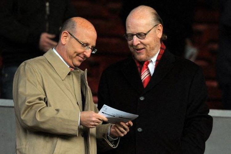 Direktur Manchester United, Joel dan Avram Glazer, di Stadion Old Trafford pada 2011.