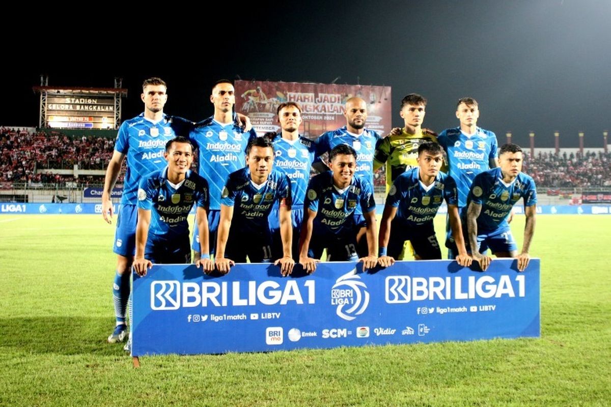 Pemain Persib Bandung foto bersama sebelum melawan Madura United di leg kedua final Championship Series Liga 1 2023-2024 yang berakhir dengan skor 3-1 di Stadion Gelora Bangkalan, Jumat (31/5/2024) malam.