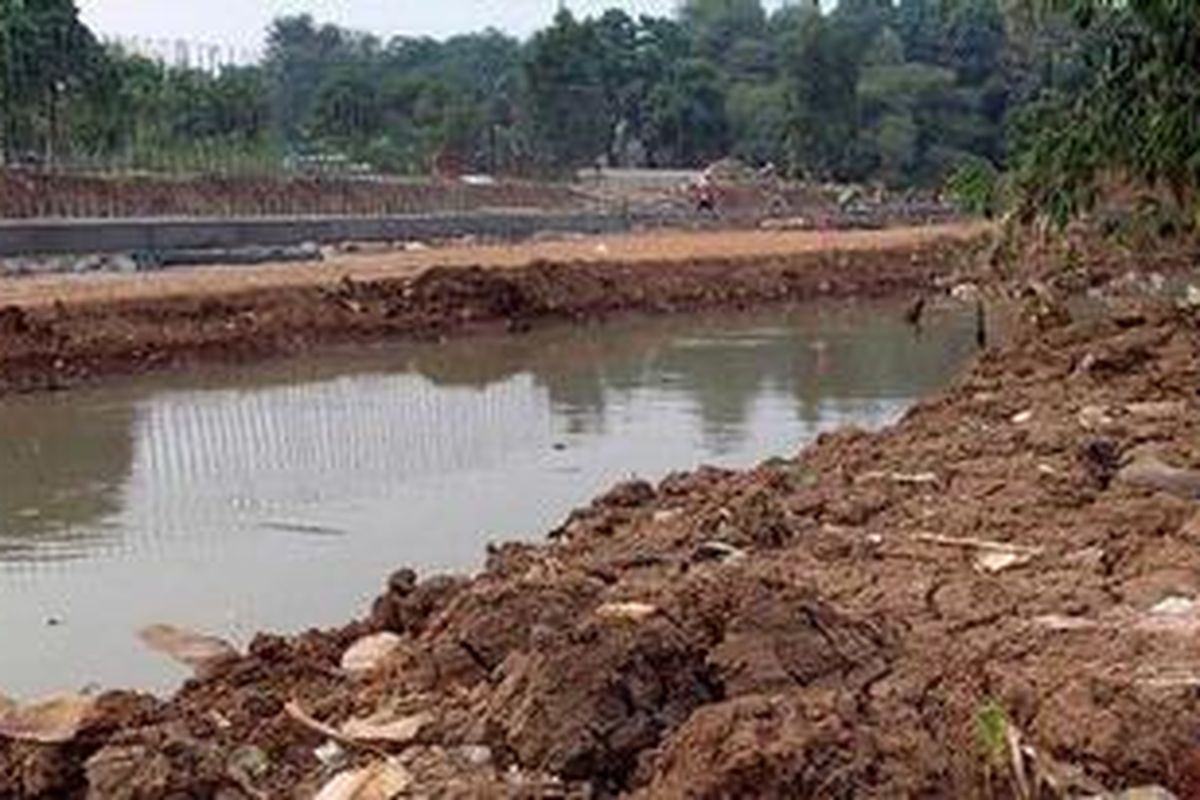 Sejumlah makam yang akan digusur diberi tanda kuning di kawasan pemakaman Tanah Kusir pinggiran kali Pesanggrahan, Jakata, Rabu (1/8/2012). Sejumlah area makam terkena proyek normalisasi sungai, dan saat ini pembongkaran kuburan masih dilakukan bersamaan dengan pengerjaan dinding penahan air.  
