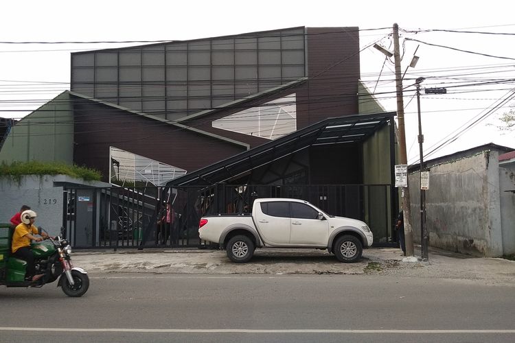 Rumah di Jalan Bilal Ujung ini dipasang spanduk yang menyatakan aset tersebut dalam pengawasan Bareskrim Mabes Polri dan tidak boleh dialihkan ke pihak lain pada Kamis (10/3/2022) siang.