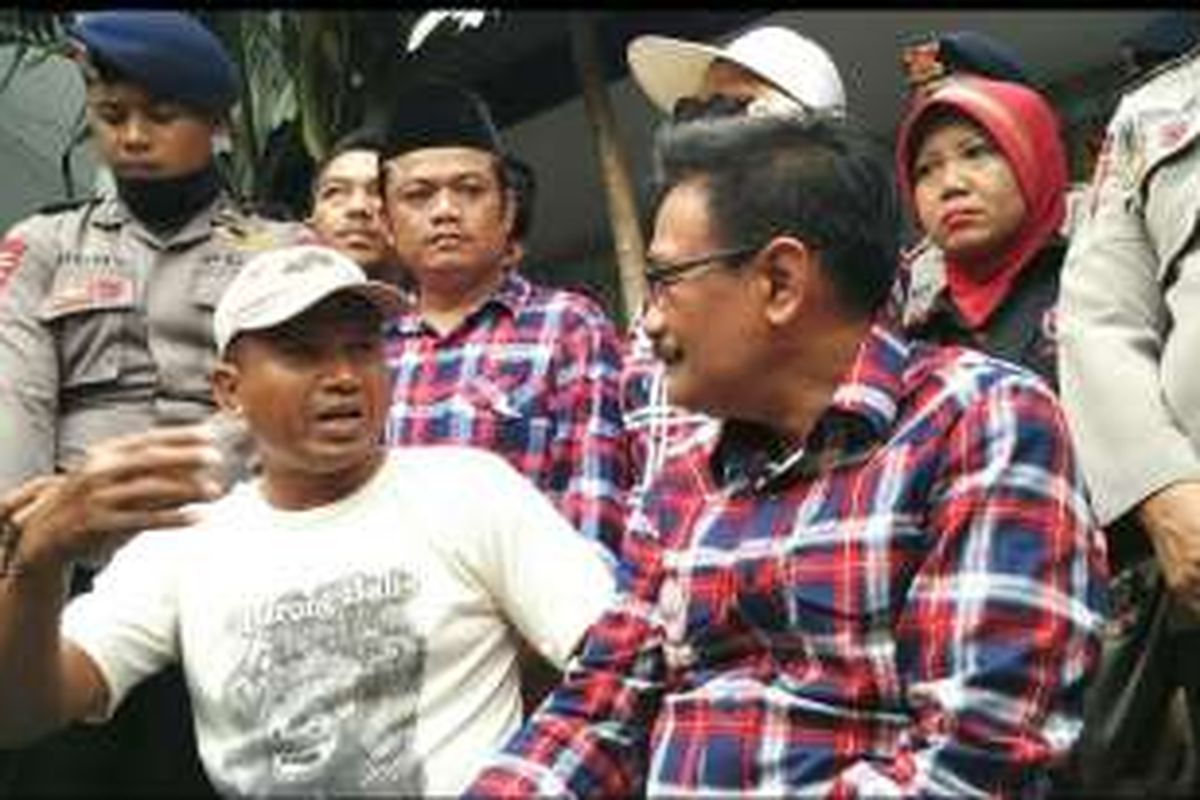 Calon wakil gubernur DKI Jakarta Djarot Saiful Hidayat mendengarkan keluhan warga RT 10 RW 01 Kelurahan Slipi, Palmerah, Jakarta Barat, Kamis (24/11/2016).