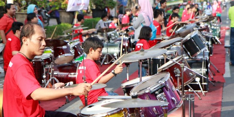Seratus drummer dari berbagai genre musik, mulai usia PAUD (Pendidikan Anak Usia Dini) hingga usia lanjut dari seluruh Indonesia, beraksi memainkan alat musik drum pada event Semarang Drummer Hebat 2017, Minggu (21/5/2017) pagi.

