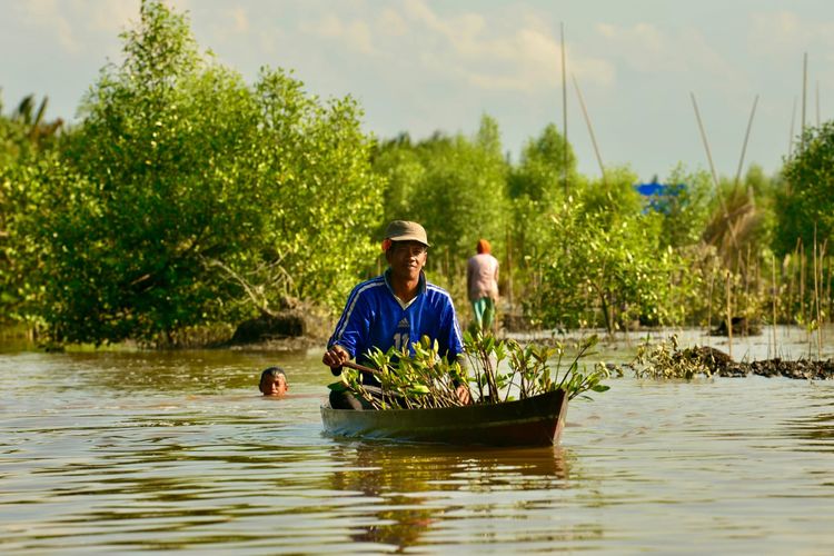 BRGM melibatkan langsung masyarakat lokal dalam upaya restorasi gambut dan rehabilitasi mangrove.