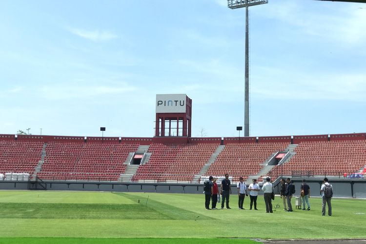 Rombongan FIFA saat melakukan inspeksi terakhir Stadion Kapten I Wayan Dipta di Gianyar, Bali, sebagai salah satu venue pertandingan Piala Dunia U20  yang akan dihelat pada 20 Mei sampai 11 Juni 2023, pada Senin (27/3/2023)./Dok. Istimewa