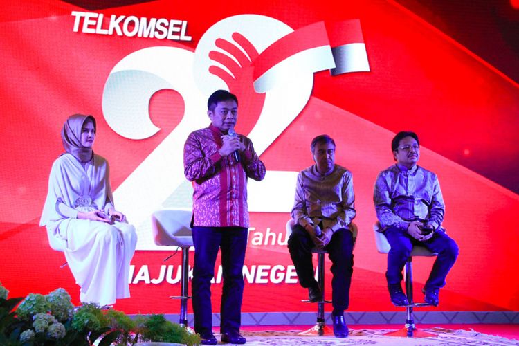 Direktur Utama Telkomsel Ririek Adriansyah (kedua dari kanan) bersama dengan jajaran direksi meluncurkan program Corporate Social Responsibility (CSR) Telkomsel 2017 di Jakarta, Senin (19/6).
