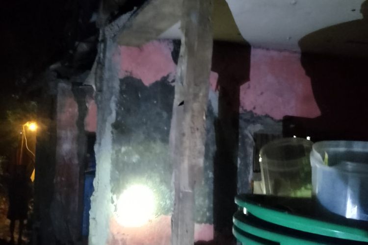 Satu unit rumah di Kampung Citatah, RT 04 RW 10, Desa Citatah, Kecamatan Cipatat, Kabupaten Bandung Barat (KBB), Jawa Barat, rusak terdampak gempa M 6,5 yang berpusat di Kabupaten Garut, Jawa Barat, Sabtu (27/4/2024).