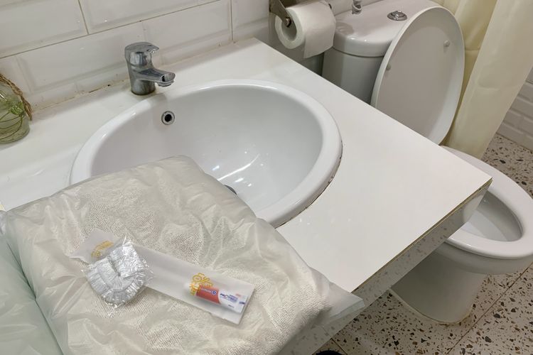 Fasilitas mandi di Shower and Locker Stasiun Gambir.