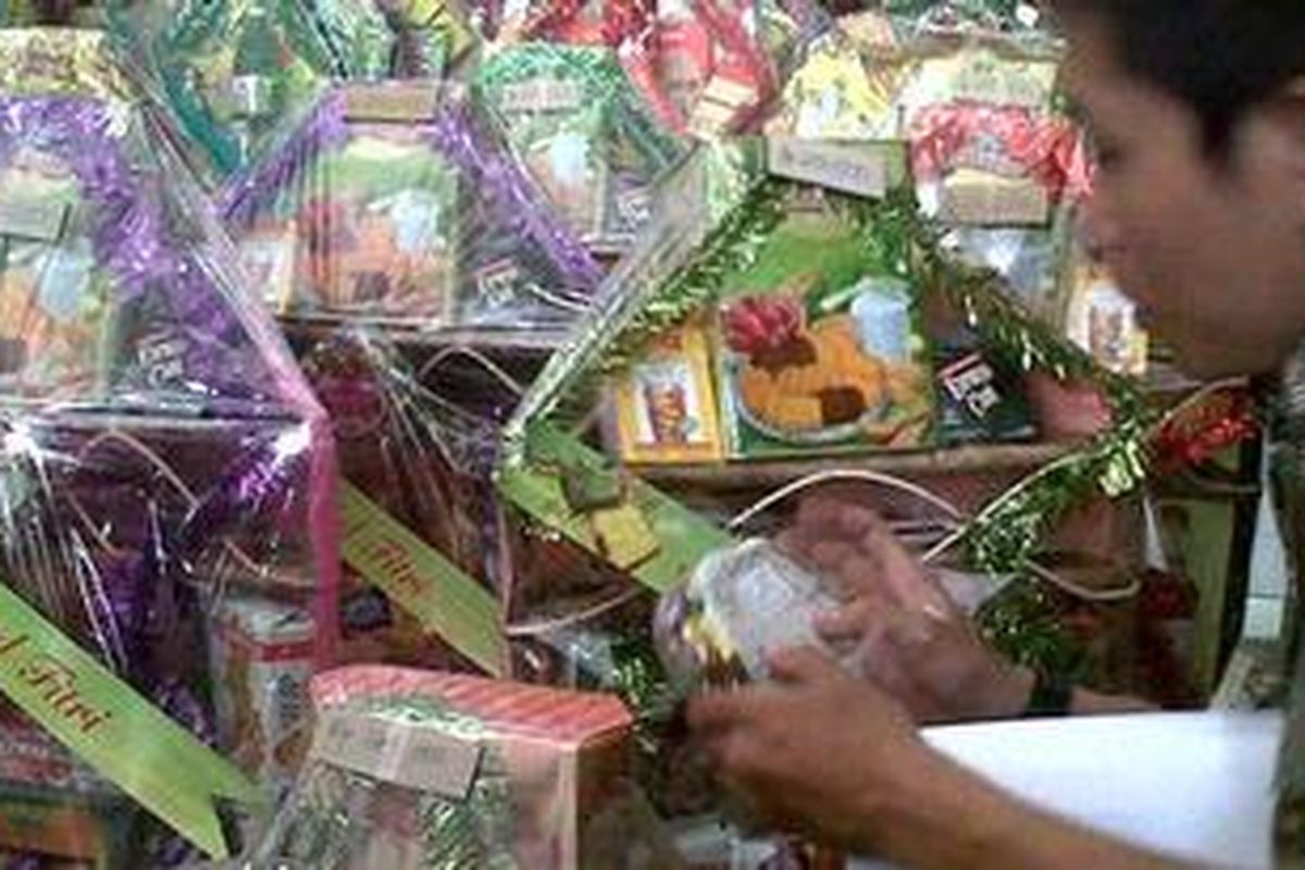 Seorang petugas Disperindag Kota Cirebon terlihat mengecek isi parcel di sebuah toko di Jalan Pekiringan Kota Cirebon.